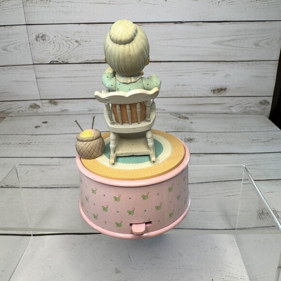 Precious Moments "The Purr-Fect Grandma" Musical Figurine By Enesco - Picture 4 of 10